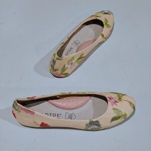 GOLD TOE Floral Embroidered Women's Flats Size 6